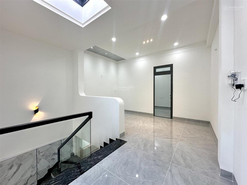 Bán nhà mỹ hạnh nam, kdc đường nhựa 6m, shr nhà hoàn công nhà 3pn xây mới