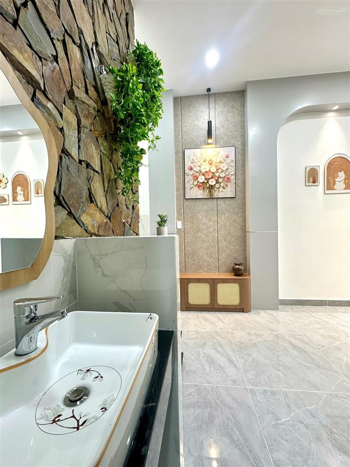 Nhà 2 tầng đẹp 4 phòng ngủ, full nội thất gần ngã 3 mỹ hạnh, diện tích 5x25m đường 8m