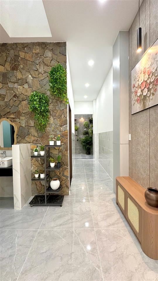 Nhà 2 tầng đẹp 4 phòng ngủ, full nội thất gần ngã 3 mỹ hạnh, diện tích 5x25m đường 8m