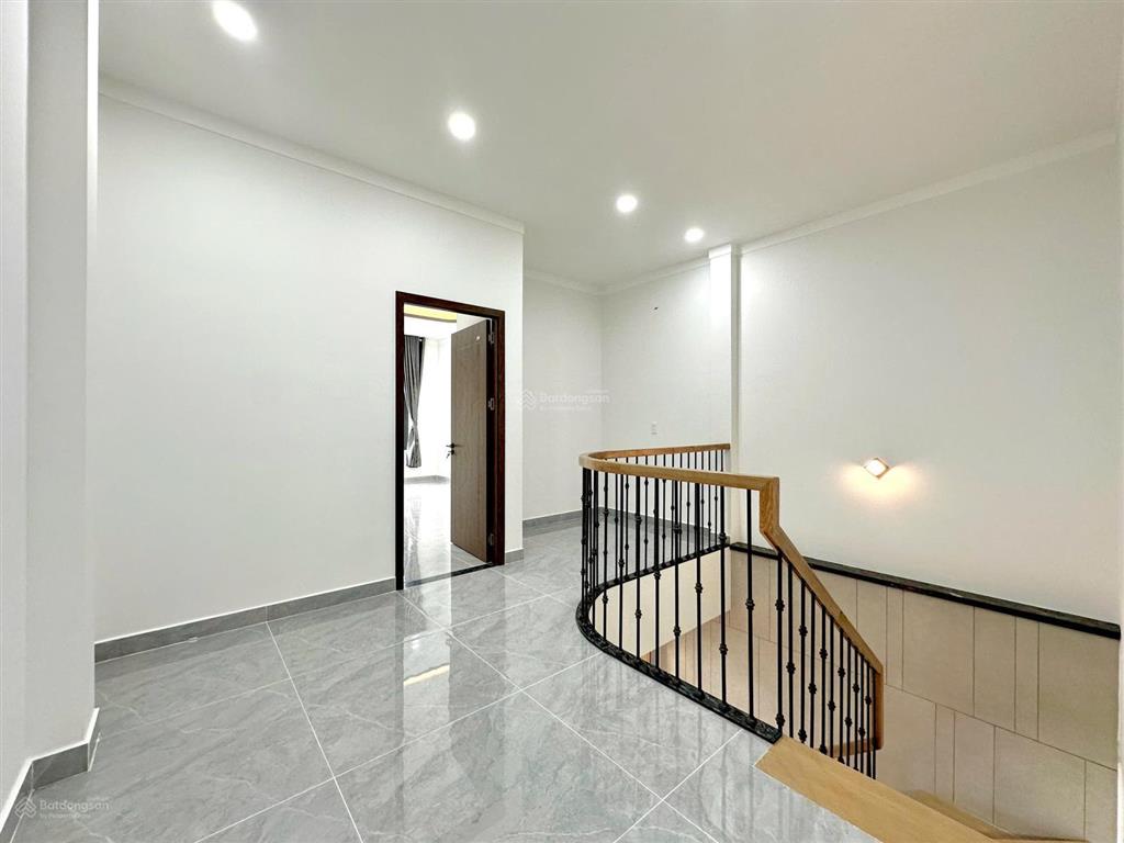 Nhà 2 tầng đẹp 4 phòng ngủ, full nội thất gần ngã 3 mỹ hạnh, diện tích 5x25m đường 8m
