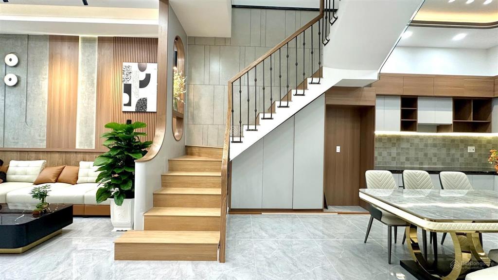 Nhà 2 tầng đẹp 4 phòng ngủ, full nội thất gần ngã 3 mỹ hạnh, diện tích 5x25m đường 8m