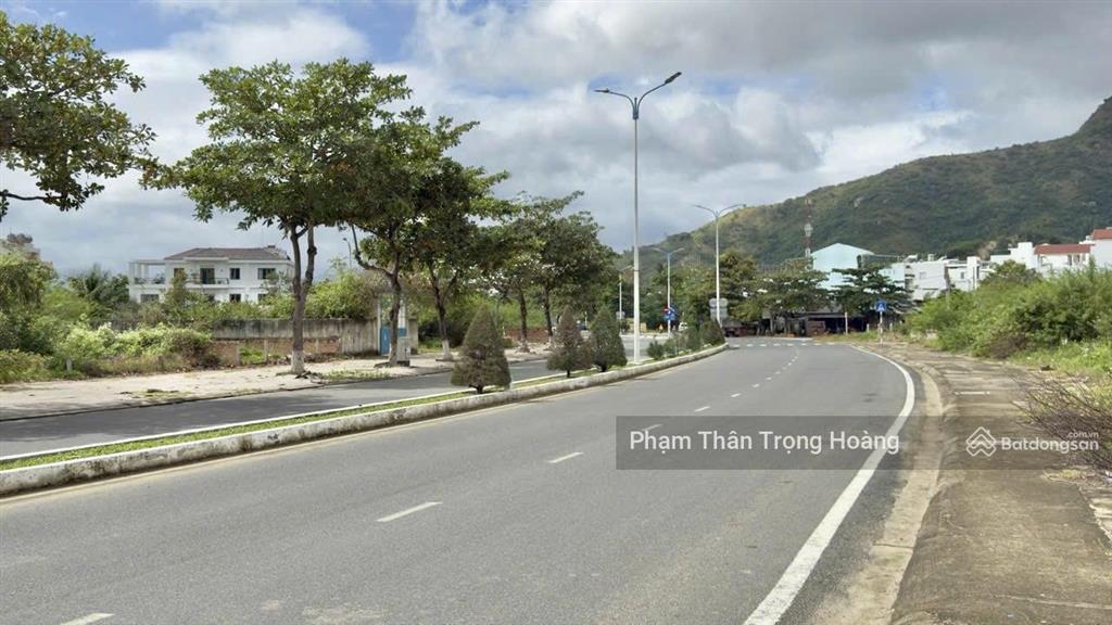 Đất biệt thự lô 206 mặt tiền phạm văn đồng ngay bến du thuyền quốc tế 363,9m2  chỉ 70trđ/m2