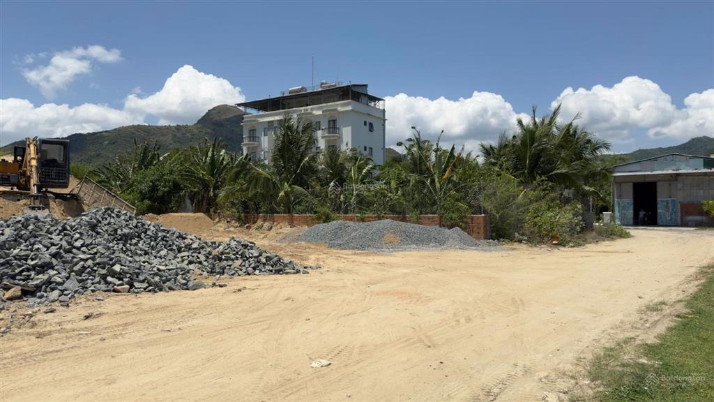 Bán lô đất biệt thự biển, vị trí đẹp, đường 26m, kđt mới vĩnh hoà, nha trang, 299,4m2  53trđ/m2
