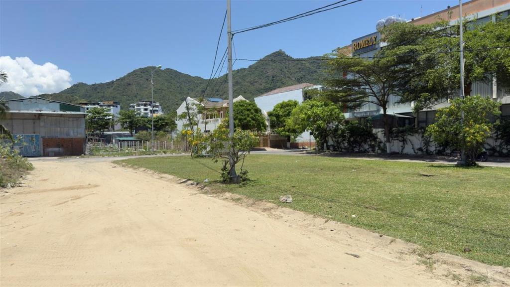 Bán lô đất biệt thự biển, vị trí đẹp, đường 26m, kđt mới vĩnh hoà, nha trang, 299,4m2  53trđ/m2