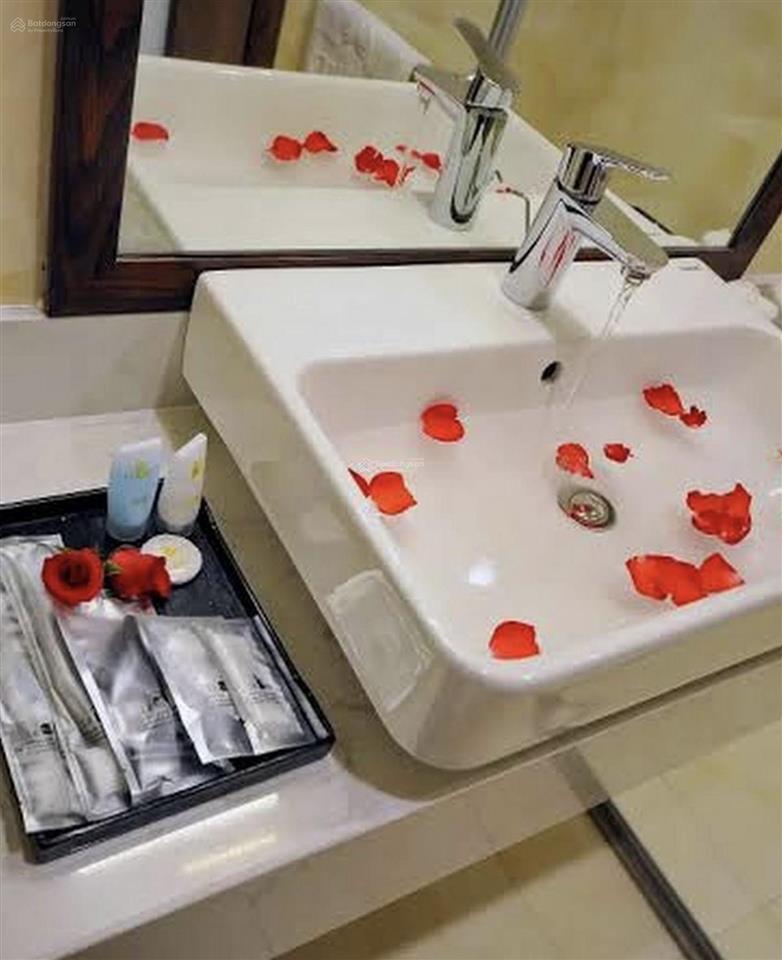 Bán khách sạn 3 sao lenid  2 mặt tiền  view trực diện biển nha trang  rộng 18m  300 tỷ