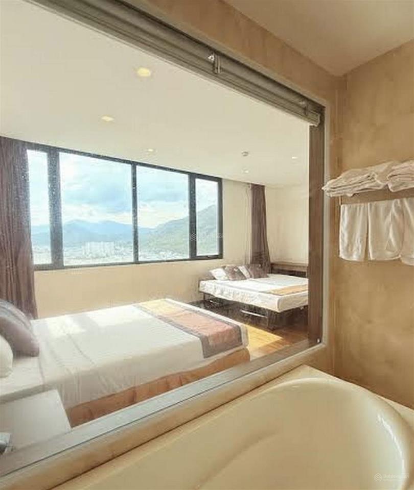 Bán khách sạn 3 sao lenid  2 mặt tiền  view trực diện biển nha trang  rộng 18m  300 tỷ
