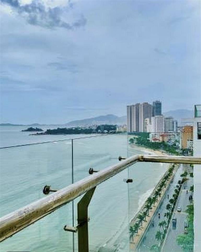 Bán khách sạn 3 sao lenid  2 mặt tiền  view trực diện biển nha trang  rộng 18m  300 tỷ