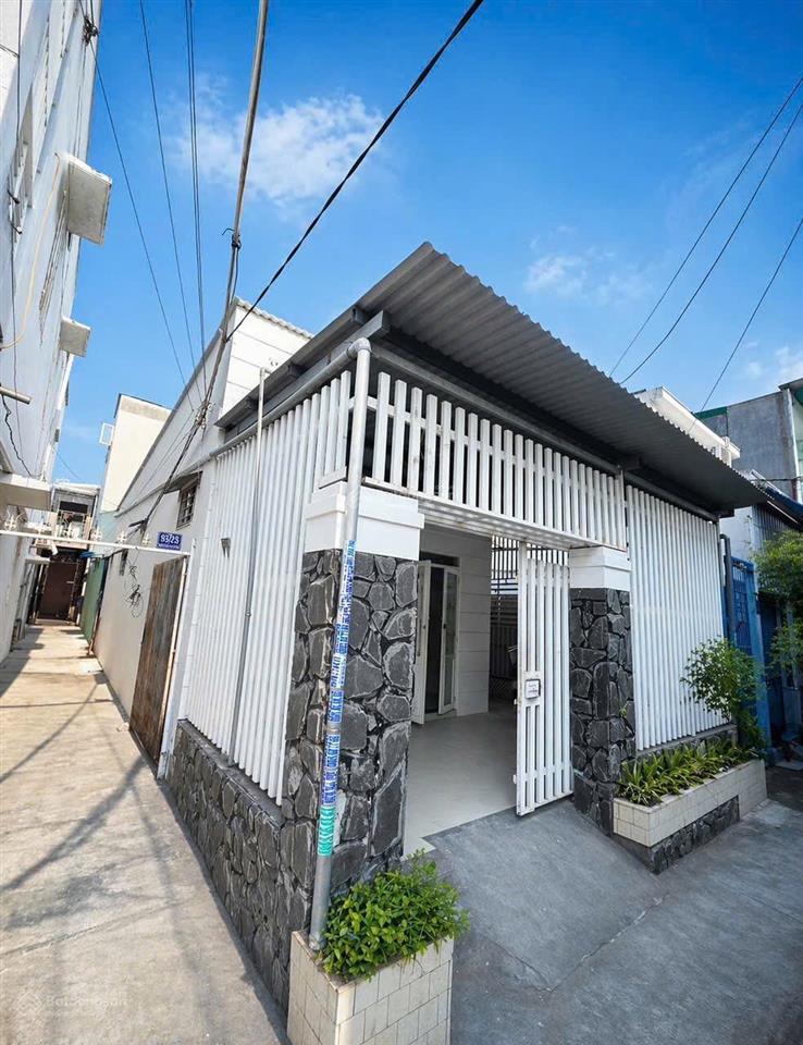 Dưới 3 tỷ mà có nhà góc? gần nhà thờ núi sạn, ngang 5,5m quá đẹp