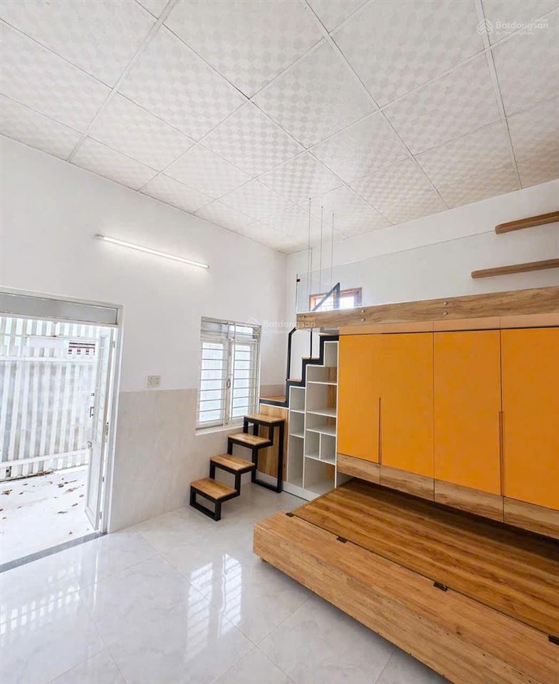 Dưới 3 tỷ mà có nhà góc? gần nhà thờ núi sạn, ngang 5,5m quá đẹp