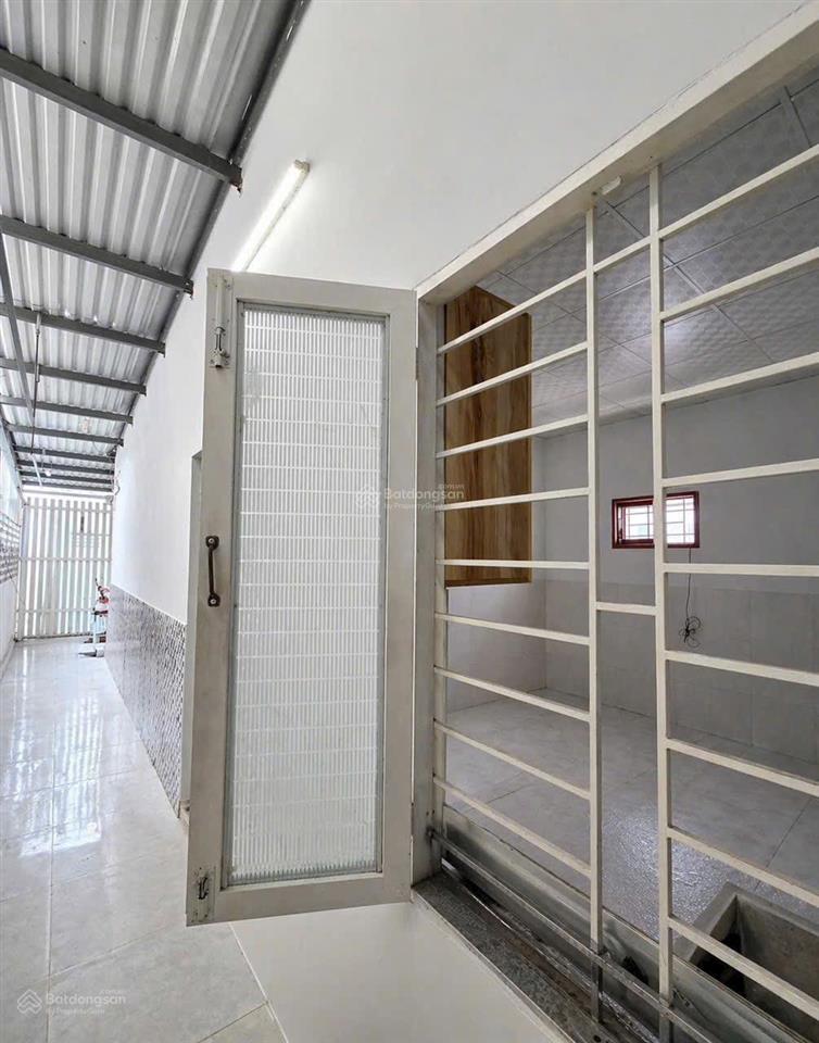 Dưới 3 tỷ mà có nhà góc? gần nhà thờ núi sạn, ngang 5,5m quá đẹp