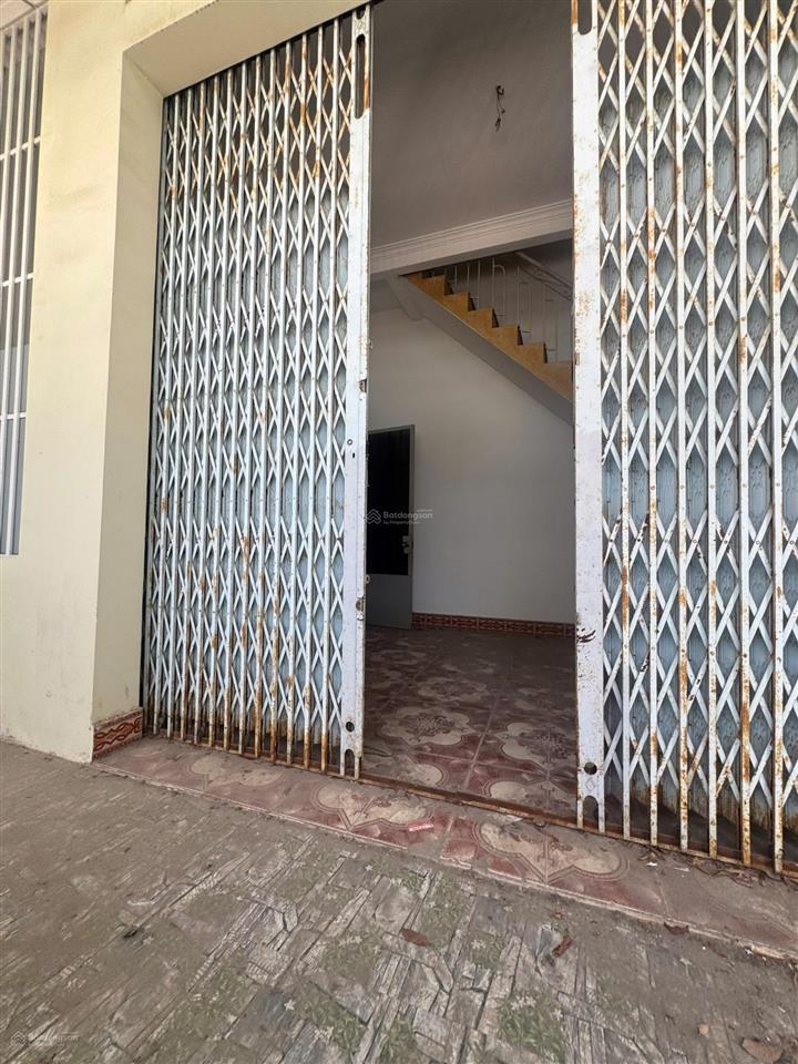 Bán nhà 2 tầng mặt tiền ngô đến ngang 8m  ô tô đậu trong sân  chỉ 4,2 tỷ