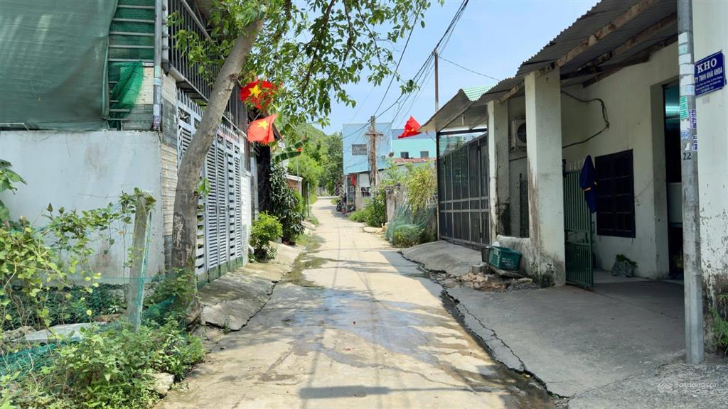 Bán đất 141m (rộng 6m, nở hậu 7,6m)  giá 2,95 tỷ  đất ở 100%  cách đường nguyễn xiển 300m