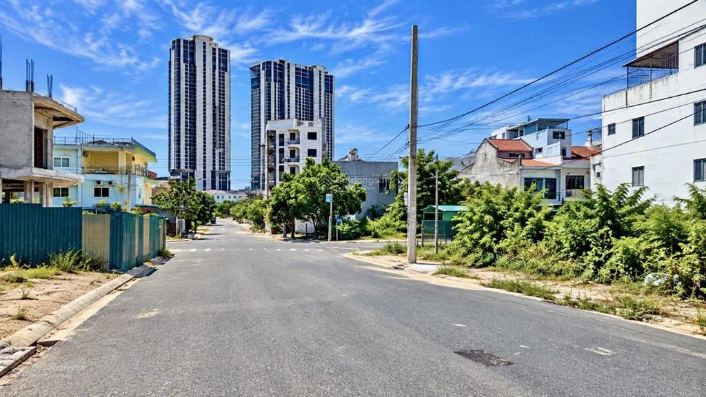 Bán đất mặt tiền triệu quốc đạt  cách biển chỉ 500m  142,9m2 (rộng 8m)  giá 92 triệu/m2