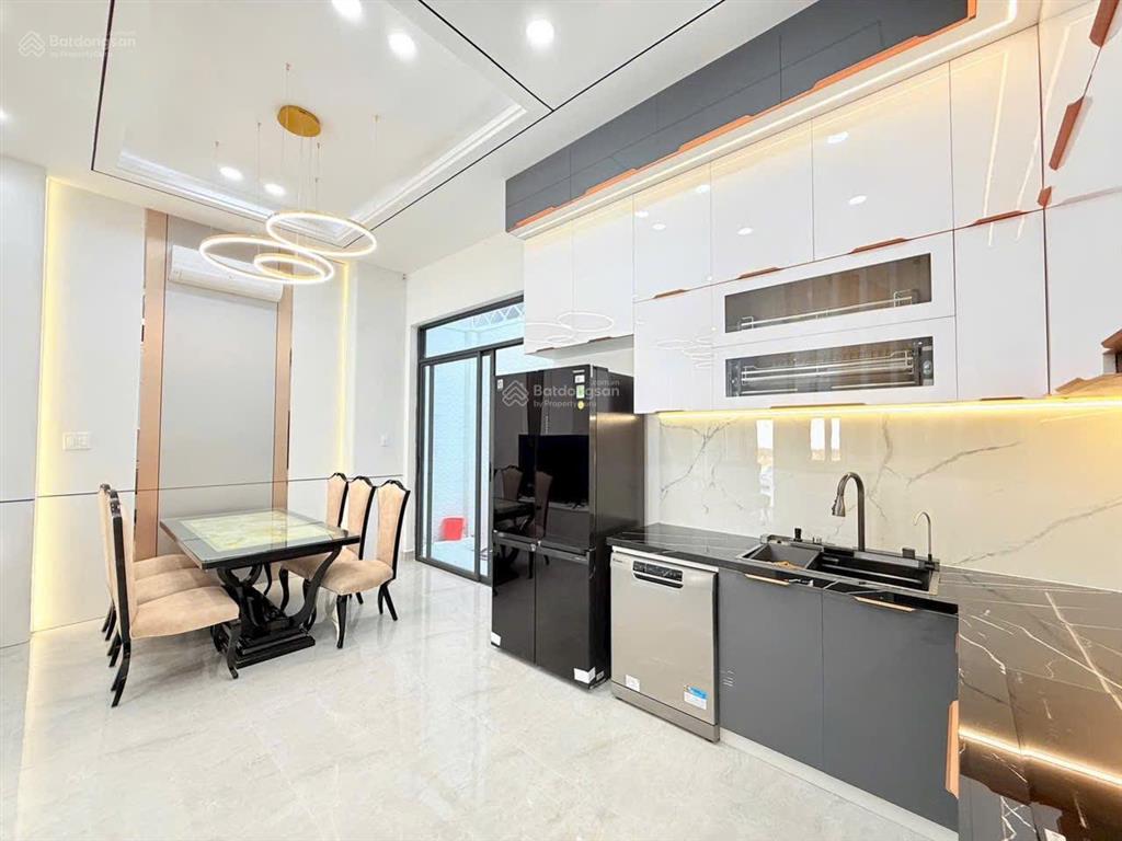 Bán nhà phố 4 tầng 6x13,5m có thang máy khu vip ô mê li ~ đào tông nguyên ~ nhà bè  chỉ có 9,6 tỷ