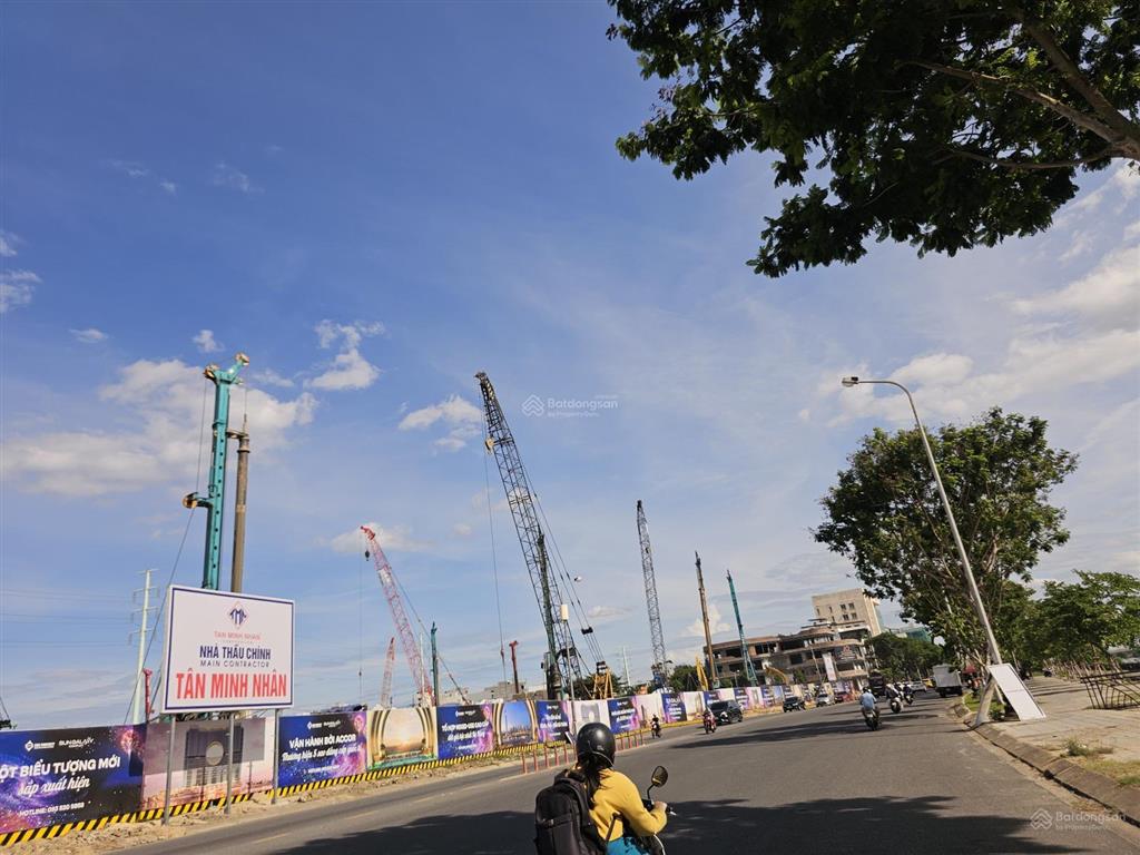 Bán đất đường chương dương  bên cạnh khán đài pháo hoa đang xây dựng