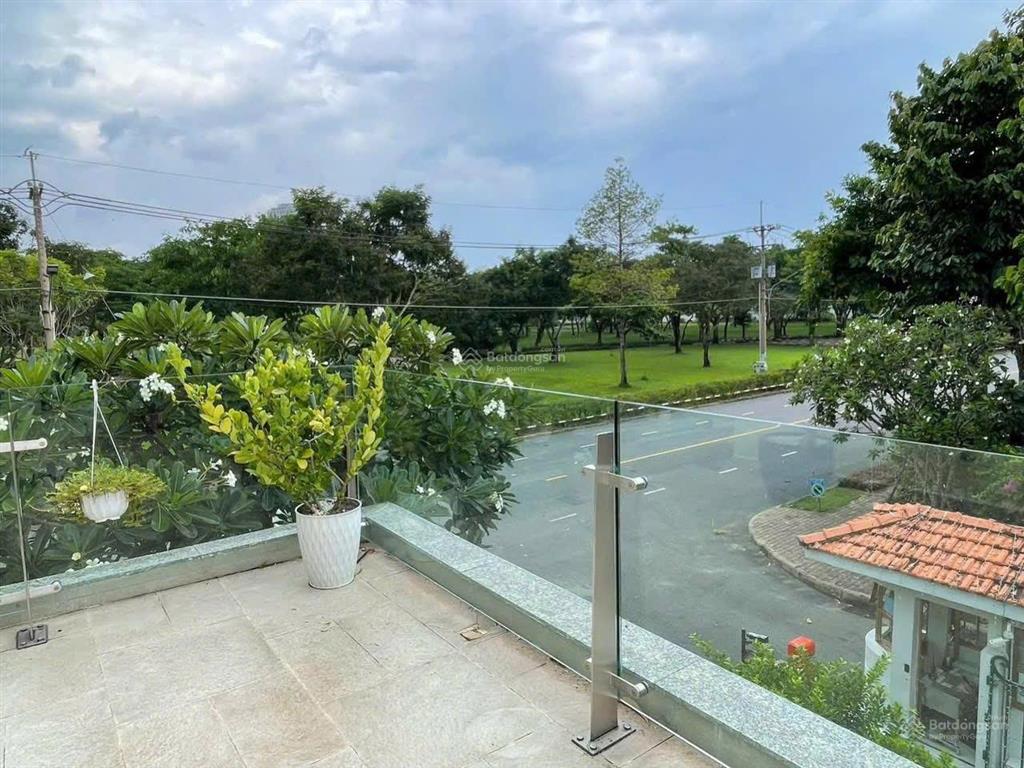 Bán biệt thự đơn lập phú gia, phú mỹ hưng, giảm từ 190 tỷ xuống còn 141 tỷ.