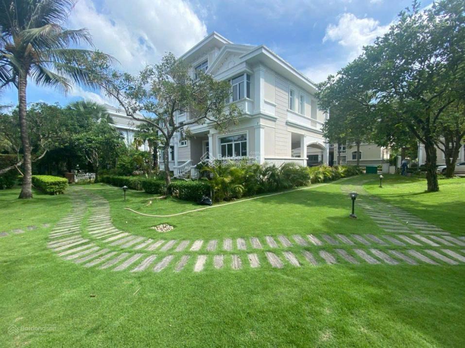 Bán biệt thự đơn lập chateau phú mỹ hưng q7. giá 300 tỷ giảm còn 219 tỷ.