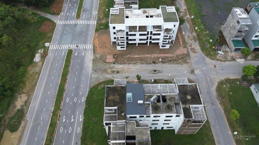Bán nhà xây thô mặt đường 36m loại 6m mặt tiền giá 4,8 tỷ sổ đỏ cất két ở kđt xuân hoà điện nước