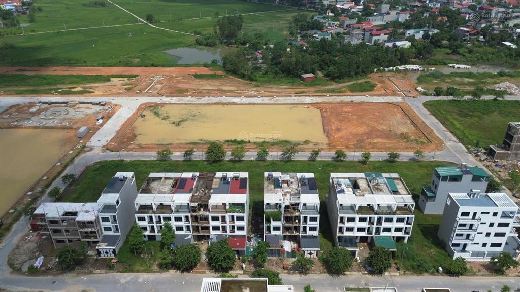 Bán nhà xây thô mặt đường 36m loại 6m mặt tiền giá 4,8 tỷ sổ đỏ cất két ở kđt xuân hoà điện nước