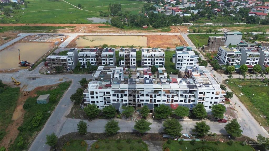 Bán nhà xây thô mặt đường 36m loại 6m mặt tiền giá 4,8 tỷ sổ đỏ cất két ở kđt xuân hoà điện nước