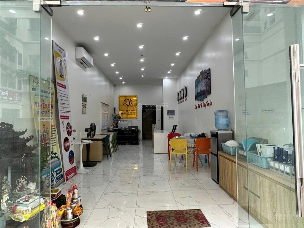 Em chính chủ cần bán shophouse 3 tầng sổ lâu dài, vị trí trung tâm của 2 toà đông dân nhất khu..