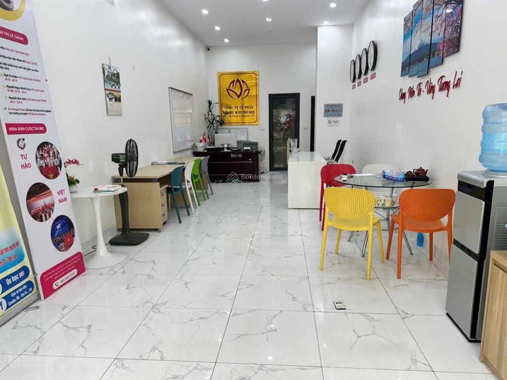 Em chính chủ cần bán shophouse 3 tầng sổ lâu dài, vị trí trung tâm của 2 toà đông dân nhất khu..