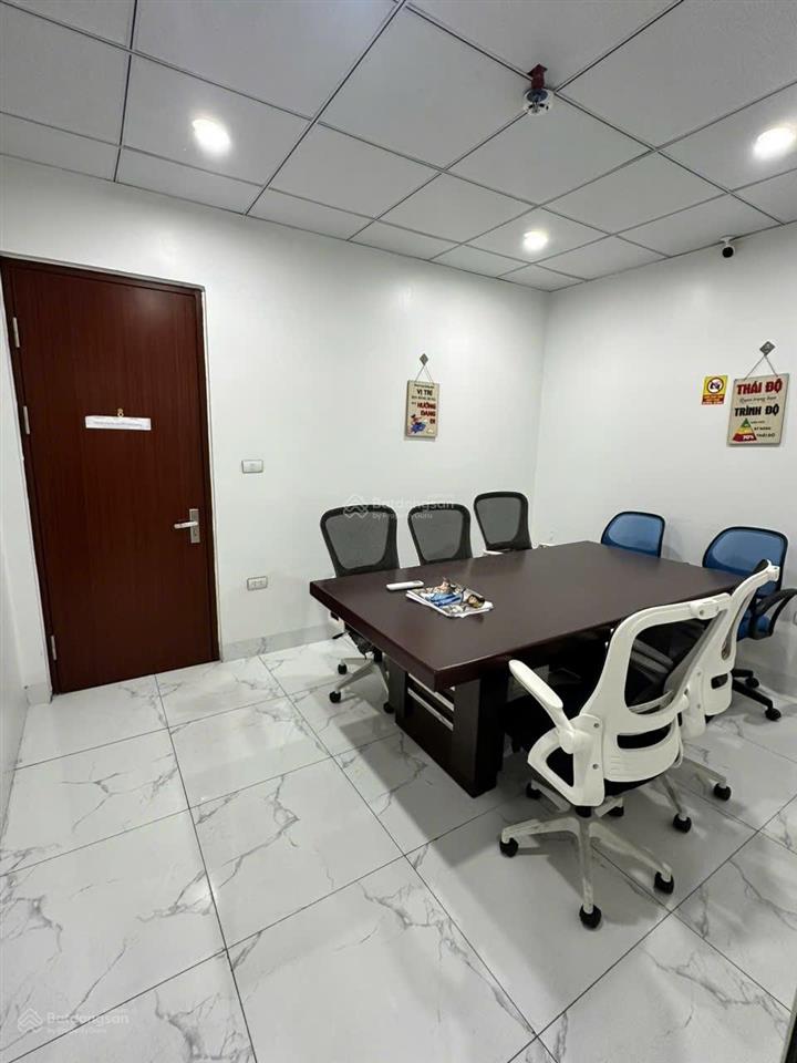 Em chính chủ cần bán shophouse 3 tầng sổ lâu dài, vị trí trung tâm của 2 toà đông dân nhất khu..