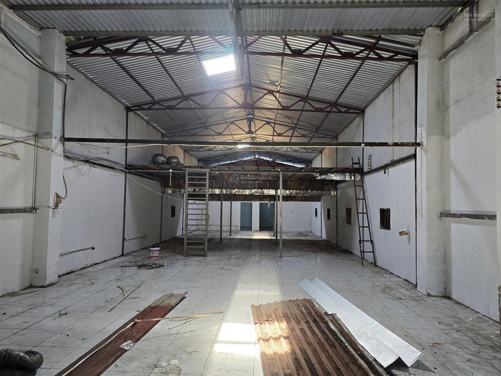 Cho thuê kho, xưởng 350m2 giá chỉ 25tr/th, đường lê trọng tấn