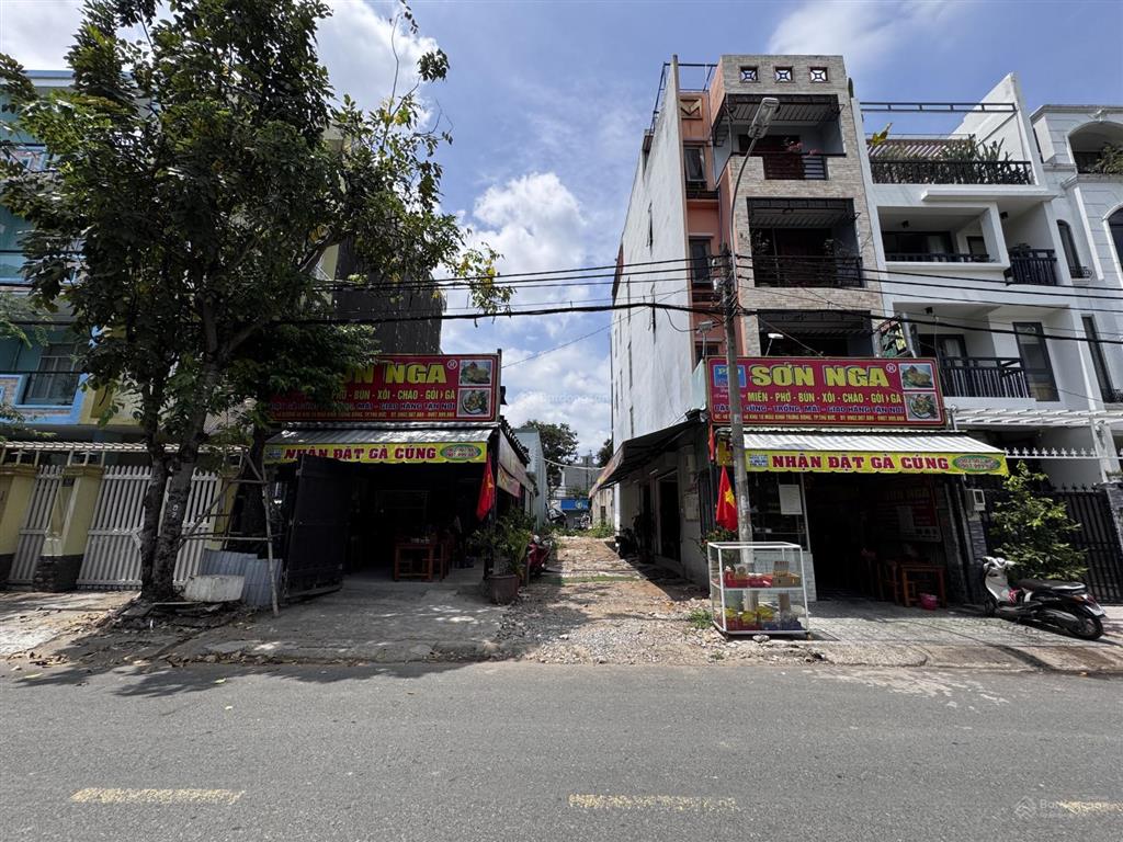 Cho thuê đất có nhà cấp 4 300m2 góc 3 mặt tiền siêu đẹp nguyễn duy trinh quận 2 hcm