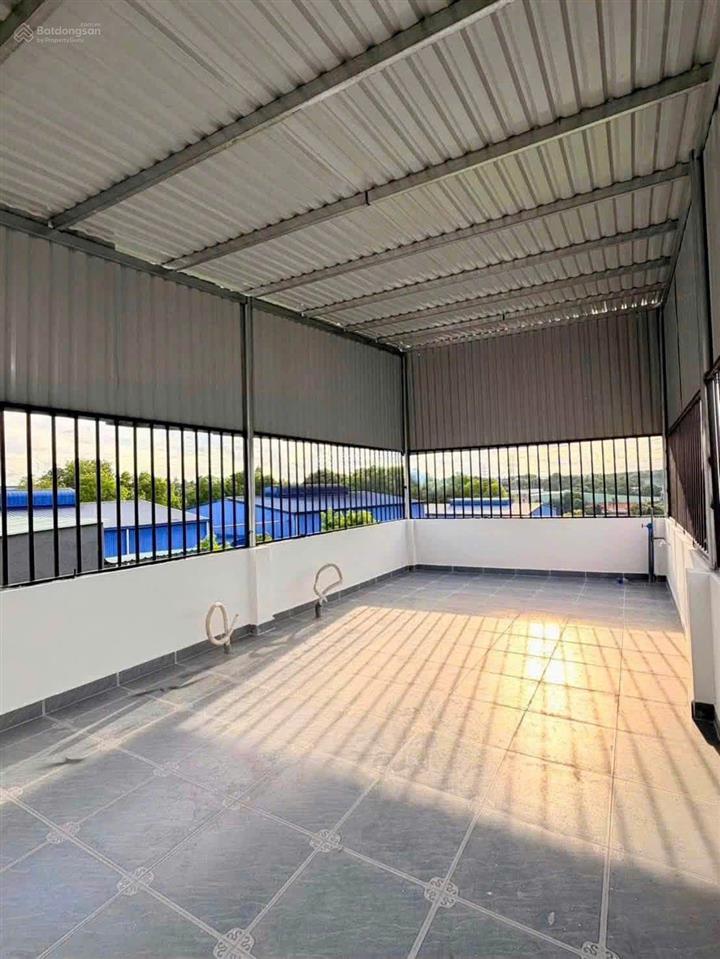 Nhà sổ hồng riêng 2 lầu 1 trệt 4 phòng ngủ sân xe hơi, mặt tiền diện tích rộng giá tốt