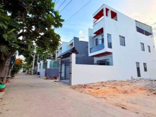 Nhà sổ hồng riêng 2 lầu 1 trệt 4 phòng ngủ sân xe hơi, mặt tiền diện tích rộng giá tốt