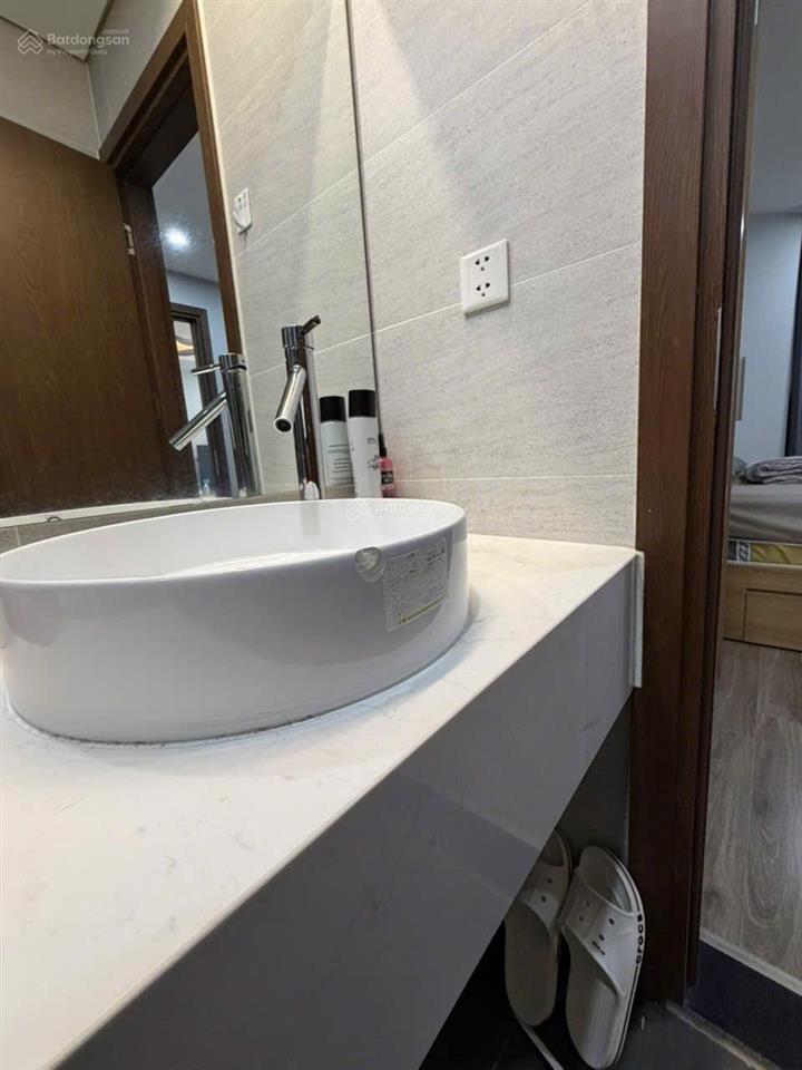 Bán căn 64m thông thủy tầng trung view đông nam mát, giá 5.4tỷ, đang cho thuê 14tr/  0901 383 ***