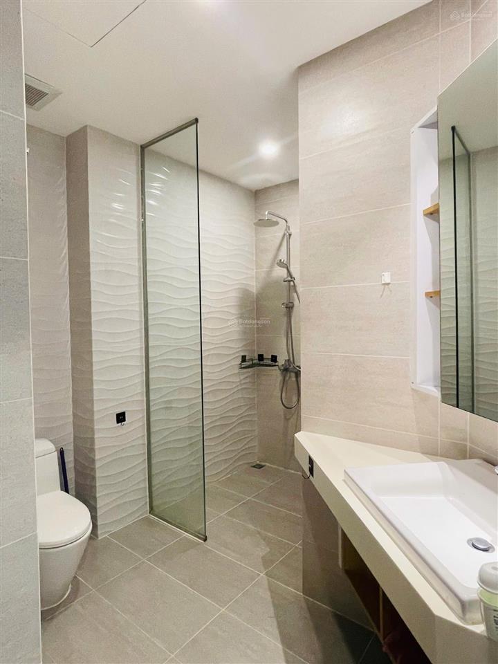 Kẹt tiền bán căn 65m2 loại 1 pn + view đông nam giá 3,7 tỷ, rẻ hơn thị trường mấy trăm triệu
