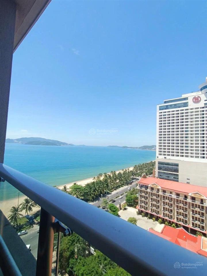 Bán căn hộ sổ đỏ view biển hướng đông nam tầng trung giá 2.2 tỷ  0901 383 ***