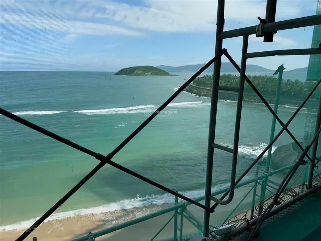 Bán căn góc 2 phòng ngủ view trực diện biển, giá 4.850 tỷ, bước chân là xuống tới biển 0901 383 ***