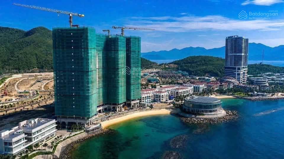 Bán căn góc 2 phòng ngủ view trực diện biển, giá 4.850 tỷ, bước chân là xuống tới biển 0901 383 ***