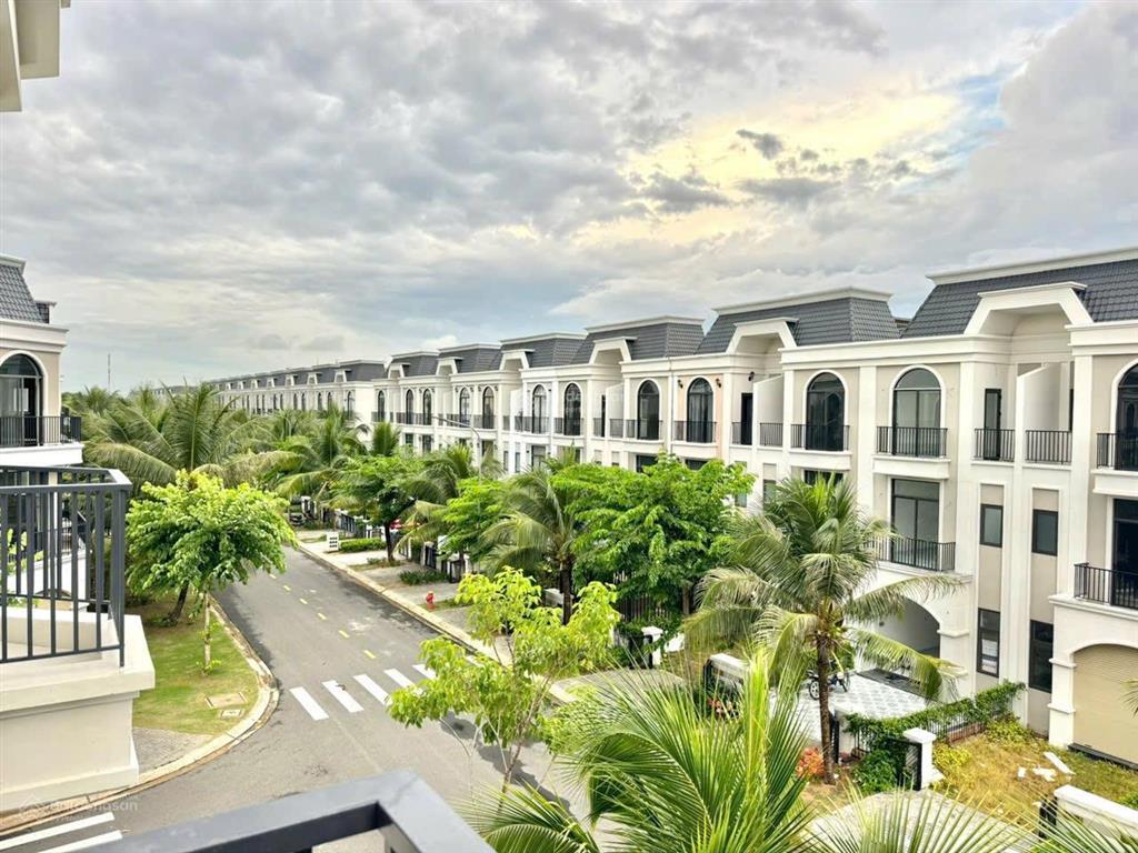 Cho thuê căn góc 3 mặt tiền ngay aeon tân an  long an