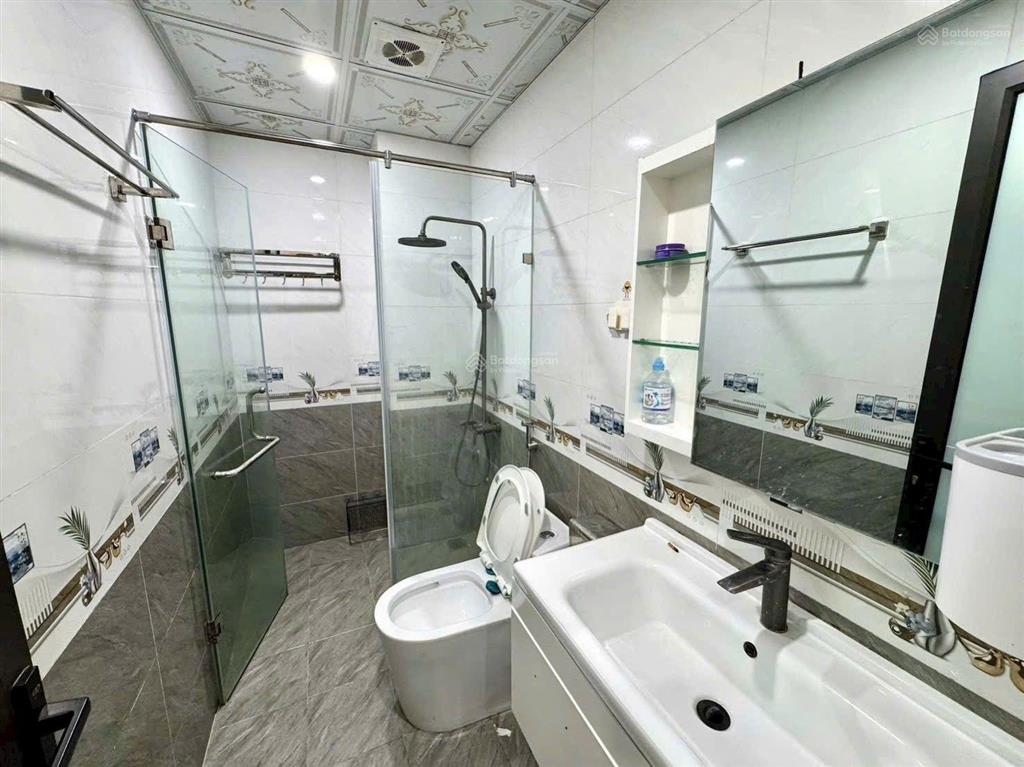 Nhà mới cực đẹp phố võ chí công, tây hồ. dt 38m2, 6 tầng thang máy, ngõ to rộng, hai mặt thoáng.