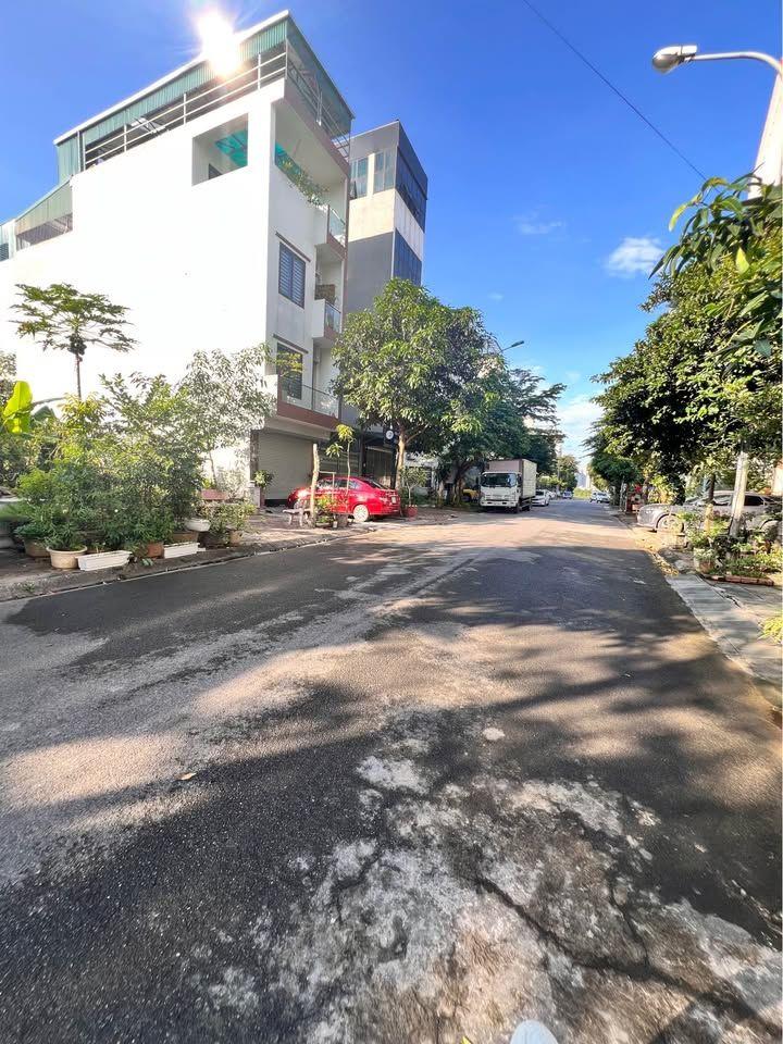  Đất tái định cư Trâu Quỳ trục chính 18m giá 195tr/m2 