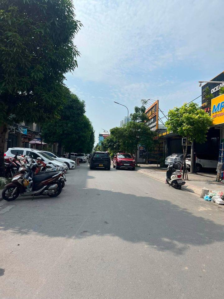 Nhà phố Trâu Quỳ đối diện khu shophouse Vin kinh doanh sầm uất 