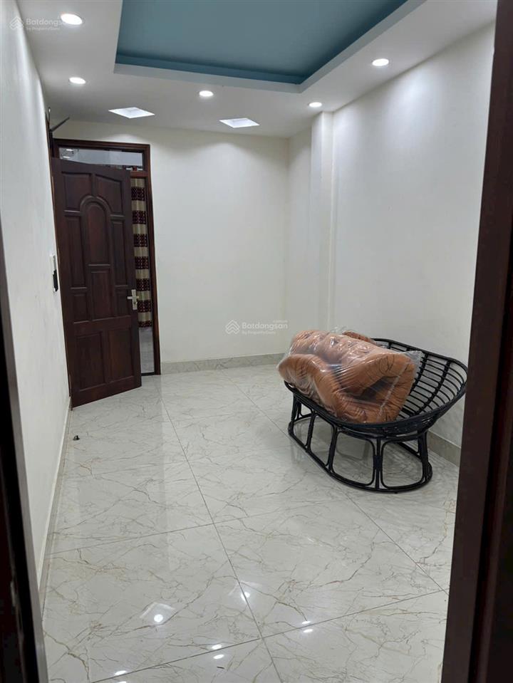 Cho thuê nhà ngõ 318 đê la thành, hà nội, ô tô tránh, phù hợp kinh doanh, có thang máy, oto đỗ cửa.