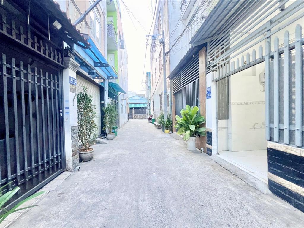 Nhà shr sát metro q12  4m x 13m đúc 1 trệt 1 lầu hxh tận nơi