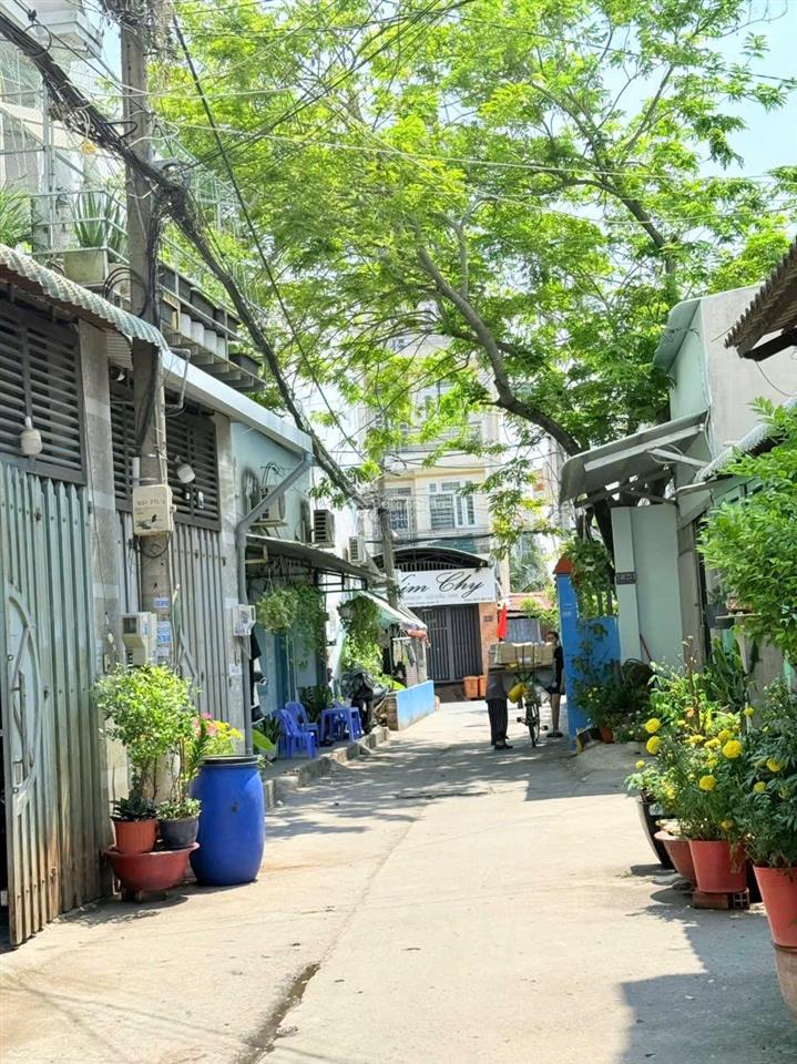 1/ hxh ngang 4,6m x 14m đúc 1 trệt 3 lầu sát chợ hiệp thành