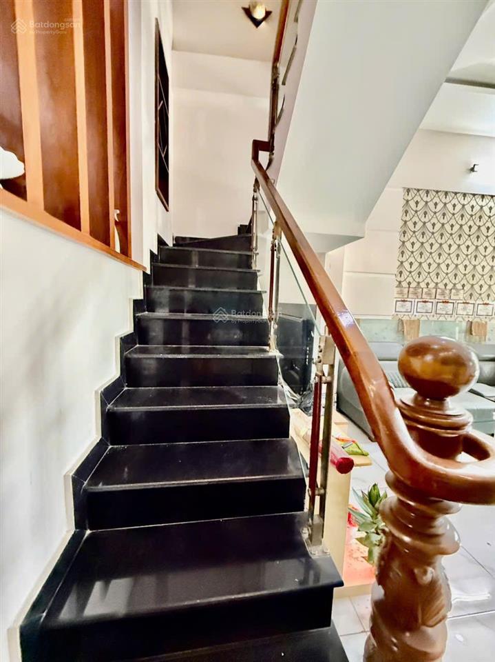 1/ hxh ngang 4,6m x 14m đúc 1 trệt 3 lầu sát chợ hiệp thành