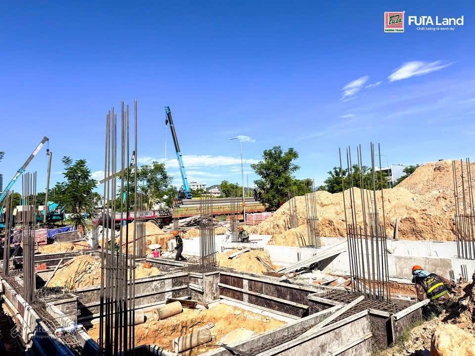 Nhà phố thương mại liền kề, xây sẵn 4 tầng 1 tum, cách biển 10 phút đi bộ, ân hạn gốc lãi 12 tháng