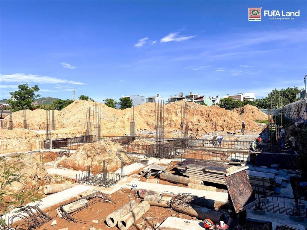 Nhà phố thương mại liền kề, xây sẵn 4 tầng 1 tum, cách biển 10 phút đi bộ, ân hạn gốc lãi 12 tháng