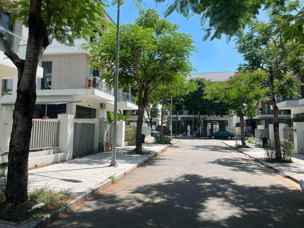 Cần bán căn biệt thự an vượng. dt 180m2 hướng tây bắc. nhà xây thô hoàn thiện mặt ngoài
