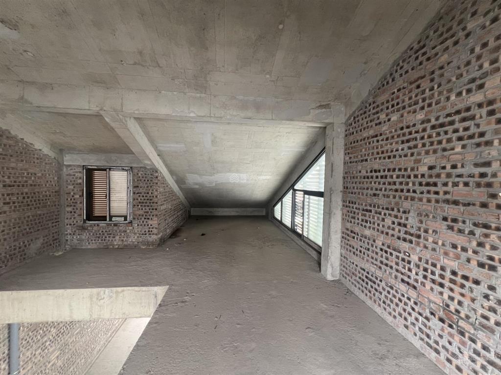 Cần bán căn biệt thự an vượng. dt 180m2 hướng tây bắc. nhà xây thô hoàn thiện mặt ngoài