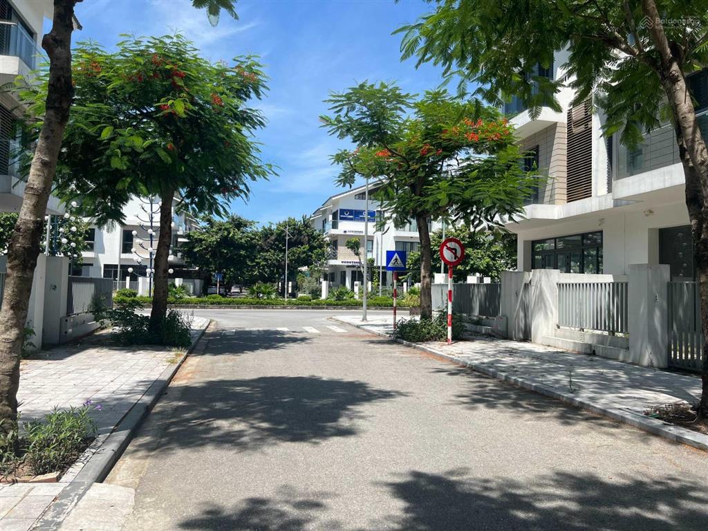 Cần bán căn biệt thự an vượng. dt 180m2 hướng tây bắc. nhà xây thô hoàn thiện mặt ngoài