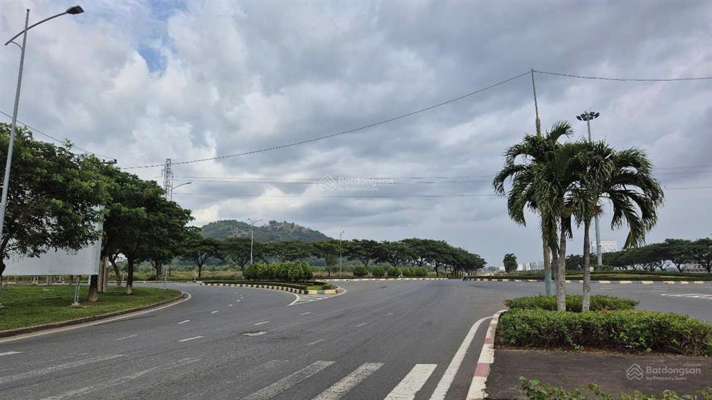 Bán lô góc 3 mt đất kcn châu đức xã ngãi thành hcm diện tích hơn 10ha giá chỉ 264 tỷ  0933 725 ***